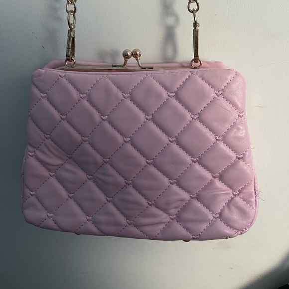 Quilted Pink Modern handbag with crossbody strap. - Picture 6 of 8